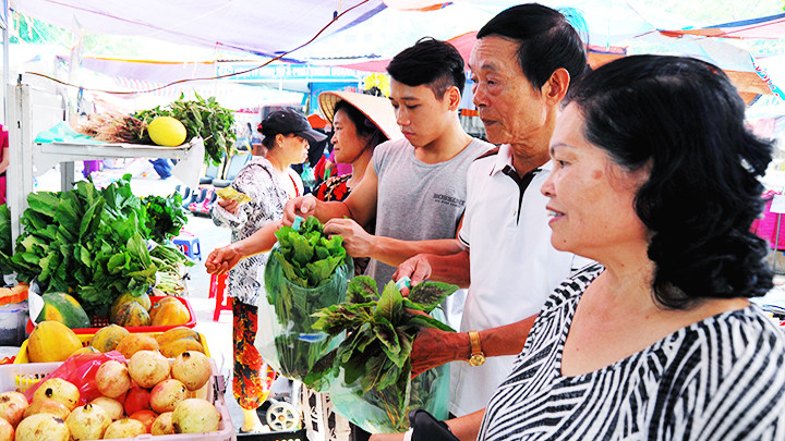 Cuộc sống của người cao tuổi được cải thiện khi lương hưu được tăng thêm. Ảnh:BẮC SƠN
