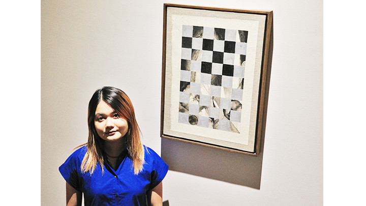 Trịnh Cẩm Nhi bên tác phẩm của mình tại “Đêm trắng”.