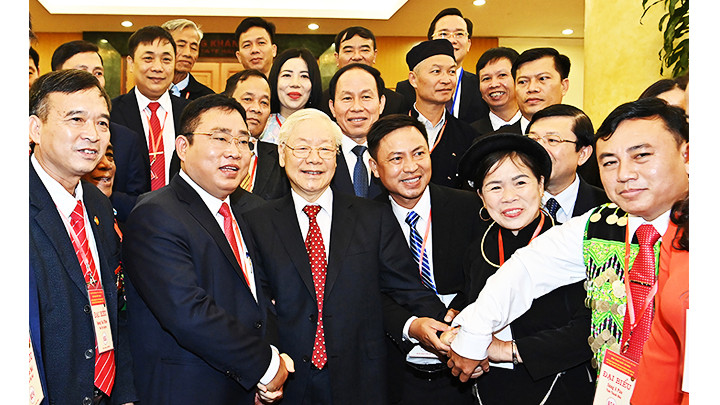 Tổng Bí thư Nguyễn Phú Trọng với các đại biểu dự Hội nghị biểu dương Chủ tịch Mặt trận Tổ quốc cấp xã và Trưởng ban Công tác Mặt trận tiêu biểu toàn quốc, ngày 26/11/2022. Ảnh: ĐĂNG KHOA