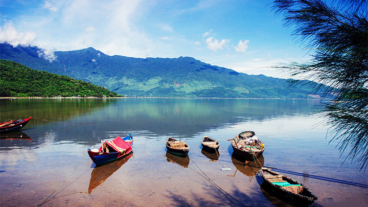 Đầm Lập An (Lăng Cô) trong xanh, bình yên. Ảnh: TUỆ TÂM