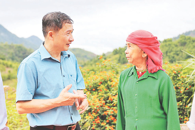 Bí thư Đảng ủy xã Chà Nưa Khoàng Văn Van động viên người dân chuyển diện tích kém hiệu quả sang trồng cây ăn quả, cây bí xanh.