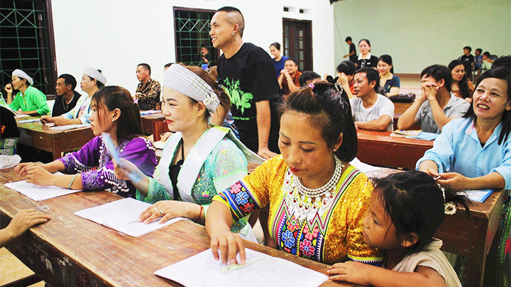 Hầu hết người chưa biết chữ ở các xóm, bản vùng cao xã Văn Lăng, huyện Đồng Hỷ đều ra hai lớp học.