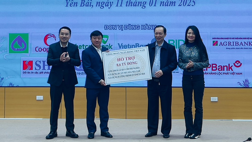 Lãnh đạo Ngân hàng Nhà nước Việt Nam trao 8,6 tỷ đồng cho tỉnh Yên Bái. (Ảnh: THANH SƠN)