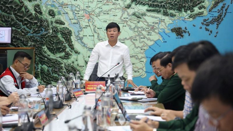 Hội nghị thông tin, chỉ đạo ứng phó với áp thấp nhiệt đới và mưa lũ miền trung sáng 18/10.
