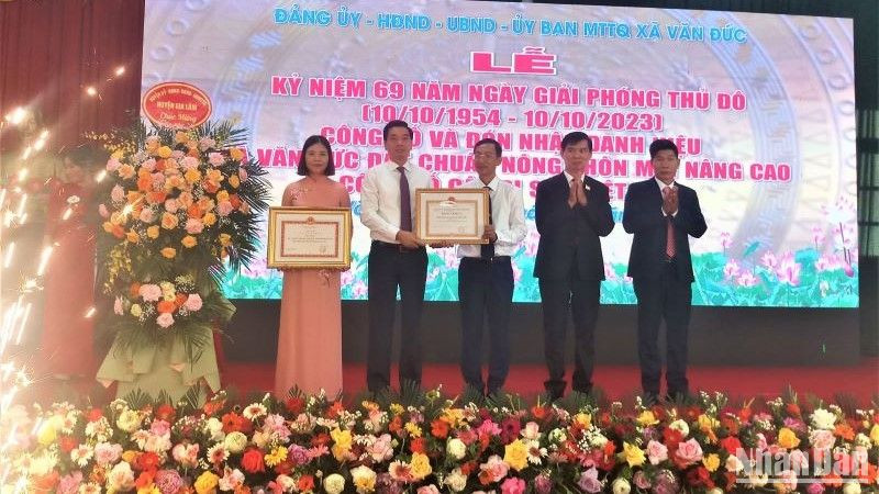 Đồng chí Nguyễn Việt Hà, Thành ủy viên, Bí thư huyện ủy Gia Lâm, Thành phố Hà Nội, trao bằng công nhận Văn Đức đạt chuẩn xã nông thôn mới nâng cao. (Ảnh: VĂN ANH)