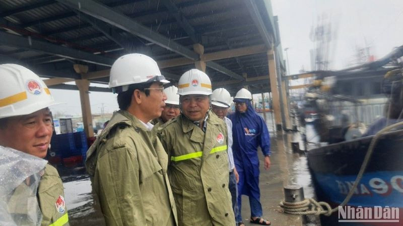 Thứ trưởng Nông nghiệp và Phát triển nông thôn Nguyễn Hoàng Hiệp kiểm tra tại Âu thuyền Cảng cá Thọ Quang chiều 17/10.