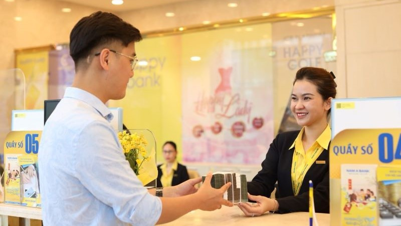 Khách hàng giao dịch tại Nam A Bank