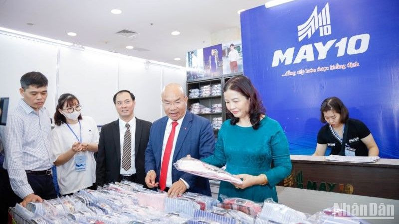Ngày 19-21/10/2023, Sở Công thương Hà Nội sẽ tổ chức Hội chợ sản phẩm công nghiệp chủ lực thành phố Hà Nội năm 2023.