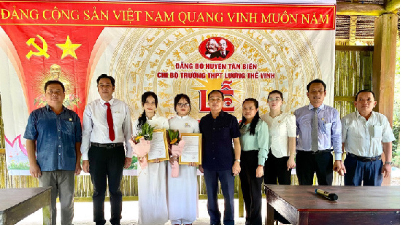 Kết nạp đảng cho học sinh trung học phổ thông tại huyện Tân Biên (tỉnh Tây Ninh).