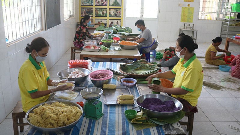Làng nghề bánh tét Trà Cuôn, tỉnh Trà Vinh sản xuất phục vụ Tết Chôl Chnăm Thmây.