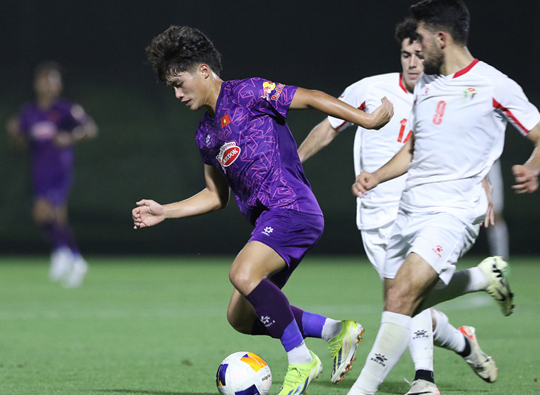 Trận giao hữu U23 Việt Nam hòa U23 Jordan (áo trắng) 0-0 trước thềm U23 Asian Cup 2024.