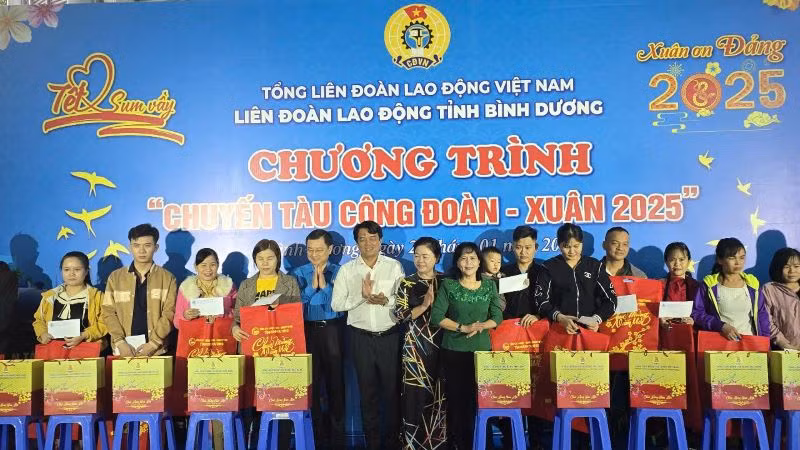 Các đại biểu trao tặng quà cho công nhân lao động trước lúc lên tàu về quê đón Tết.