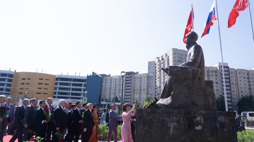 Lễ khánh thành tượng đài Chủ tịch Hồ Chí Minh tại Saint Petersburg (Nga), tháng 6/2023. Ảnh: THANH THỂ