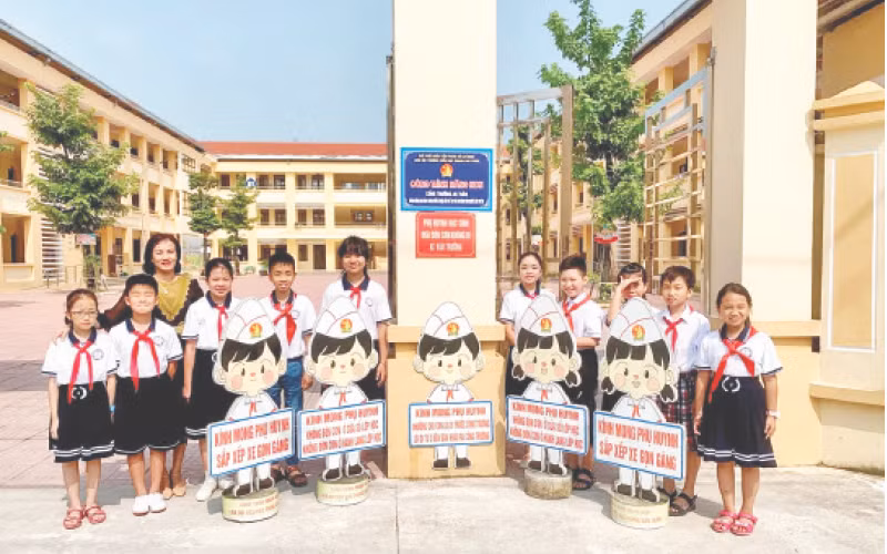 Thầy và trò Trường tiểu học Trung Sơn Trầm (thị xã Sơn Tây) tại trường học mới. 