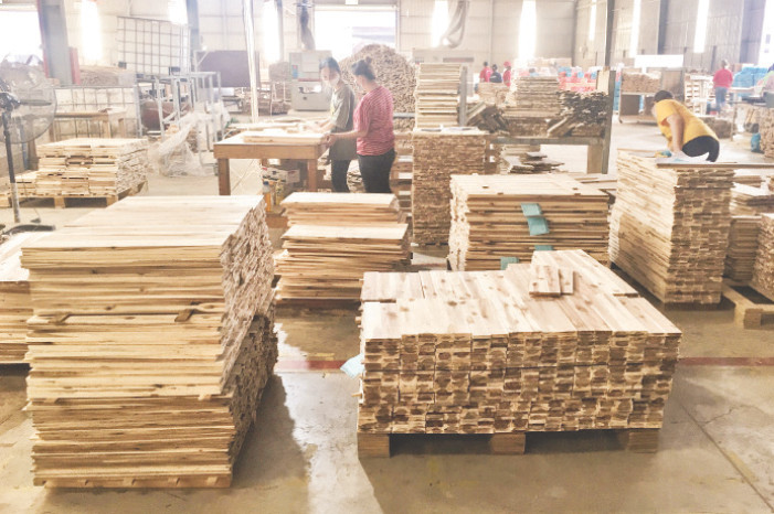 Sản xuất đồ gỗ xuất khẩu tại Công ty cổ phần Tân Vĩnh Cửu (Đồng Nai).