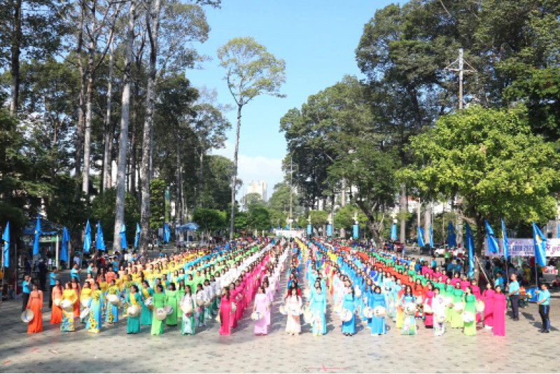 Công viên Văn Lang (Quận 5) từ khi được cải tạo, mở cửa đã trở thành nơi thu hút các hoạt động chính trị, lễ hội, phục vụ nhu cầu giải trí của người dân.