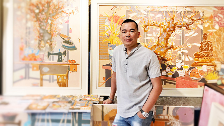 Họa sĩ Khổng Đỗ Duy bên các tác phẩm của mình.