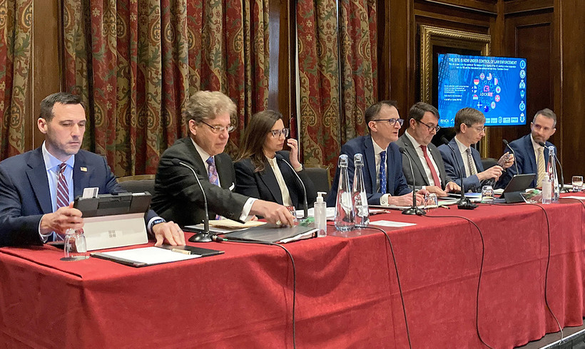 Họp báo về chiến dịch triệt phá mạng lưới tin tặc Lockbit ở London. Ảnh: AP