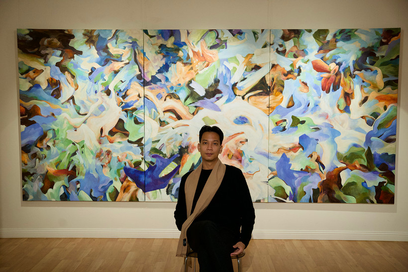 Mark Vũ bên tác phẩm của mình.