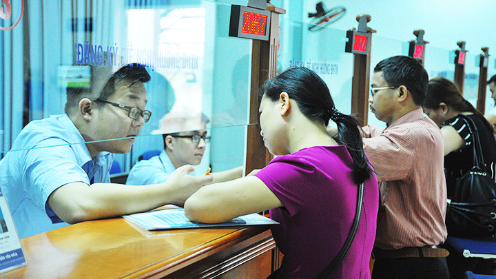 Người lao động làm bảo hiểm thất nghiệp tại trung tâm giới thiệu việc làm Hà Nội. 