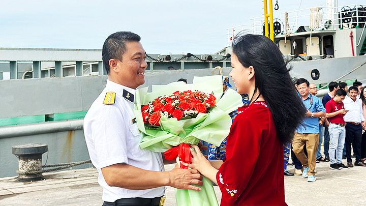 Niềm vui mừng khi gặp lại gia đình của người lính nhà giàn sau thời gian làm nhiệm vụ trên biển.