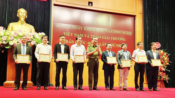 TS Đinh Viết Sang, Đại học Bách khoa Hà Nội (thứ ba từ trái sang) vinh dự được Bộ Công an trao tặng Kỷ niệm chương “Bảo vệ an ninh Tổ quốc” vì đã có nhiều thành tích đóng góp trong sự nghiệp bảo vệ an ninh Tổ quốc.