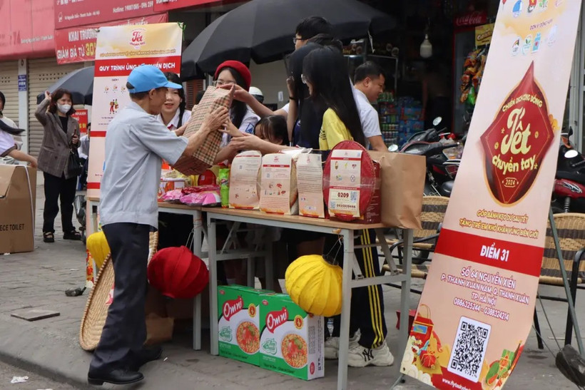 Người dân mang bánh kẹo đến ủng hộ trẻ em vùng cao.