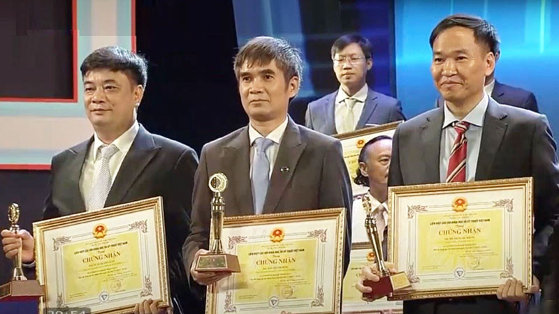 Nhóm nghiên cứu được vinh danh tại lễ trao Giải thưởng Sáng tạo kỹ thuật toàn quốc lần thứ 17.