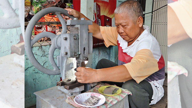 Chế tác lưỡi câu tại làng nghề Mỹ Hòa, thành phố Long Xuyên, tỉnh An Giang. 
