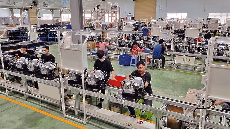 Công nhân làm việc tại Khu công nghiệp Hòa Phú, xã Hòa Phú, huyện Long Hồ, tỉnh Vĩnh Long.