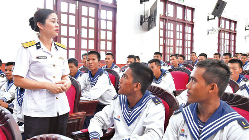 Báo cáo viên của Tòa án Quân sự khu vực Quân chủng Hải quân giải đáp các câu hỏi do cán bộ, chiến sĩ đặt ra.