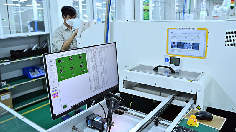 Sản xuất bảng mạch điện tử bóng đèn LED tại Công ty cổ phần Bóng đèn phích nước Rạng Đông. (Ảnh: DUY LINH)