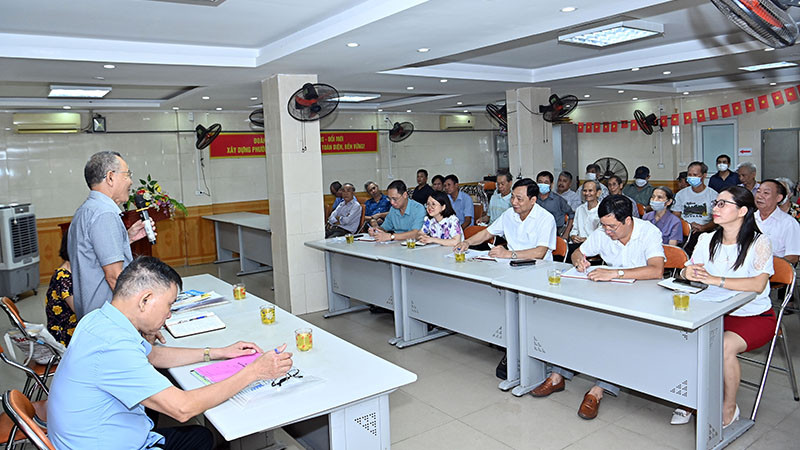 Lãnh đạo Quận ủy Hai Bà Trưng (Hà Nội) dự sinh hoạt chi bộ tại tổ dân phố số 3, phường Đống Mác. (Ảnh DUY LINH)