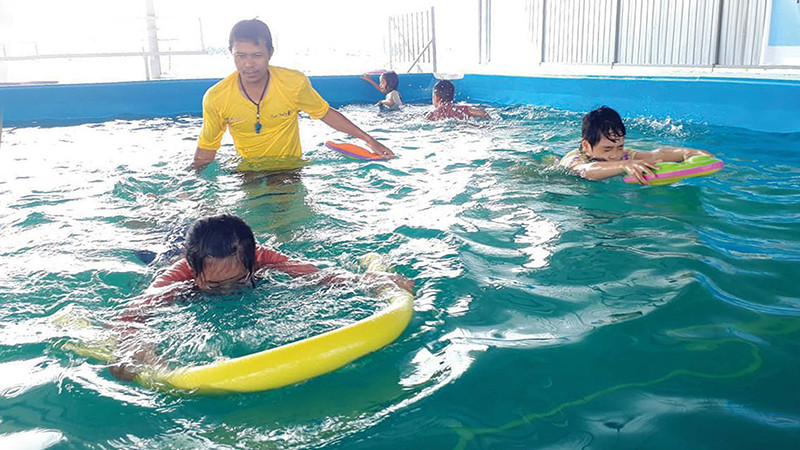 Dạy bơi cho học sinh tại Trường tiểu học Quảng Thái, huyện Quảng Điền, tỉnh Thừa Thiên Huế. (Ảnh THÁI SƠN)