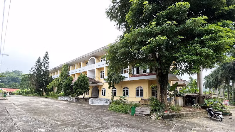 Có diện tích rộng, vị trí đắc địa, nhưng khu đất Bệnh viện đa khoa Bắc Kạn cũ đã bị bỏ hoang 6 năm nay.