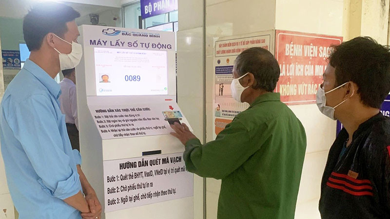 Người dân Quảng Bình sử dụng vân tay để xác thực khi khám, chữa bệnh bảo hiểm y tế.