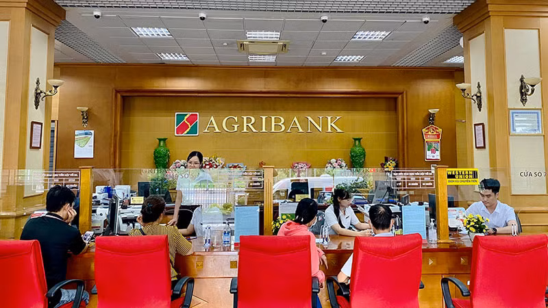 Khách hàng giao dịch tại chi nhánh Ngân hàng Agribank.