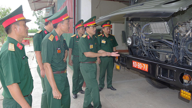 Đoàn công tác Quân khu 4 kiểm tra hệ thống xe của Đại đội Vận tải 25, Trung đoàn 335, Sư đoàn 324.