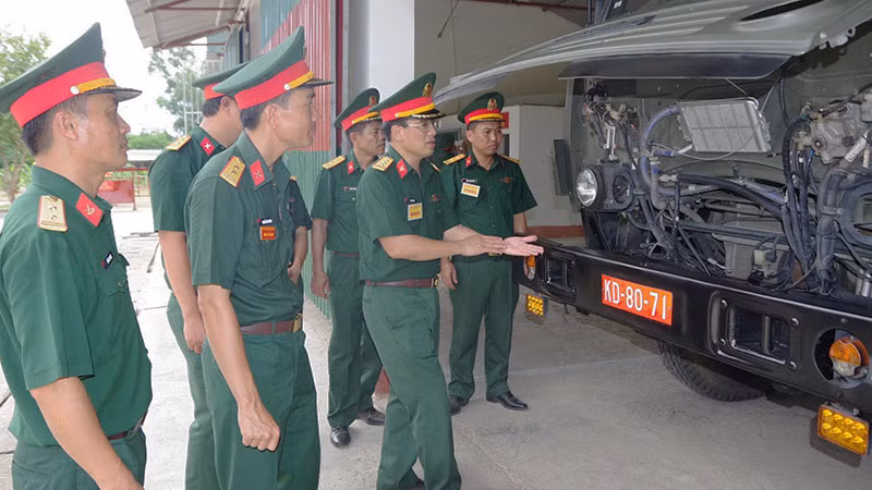 Đoàn công tác Quân khu 4 kiểm tra hệ thống xe của Đại đội Vận tải 25, Trung đoàn 335, Sư đoàn 324.