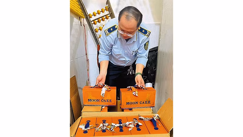 Lực lượng chức năng Thành phố Hồ Chí Minh vừa phát hiện, tạm giữ số lượng lớn bánh trung thu không rõ nguồn gốc, xuất xứ.