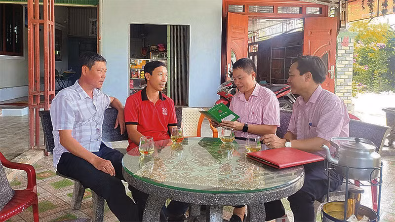 Cán bộ Ngân hàng Chính sách xã hội thị xã Kỳ Anh hướng dẫn người dân thủ tục vay vốn chương trình tín dụng học sinh, sinh viên.