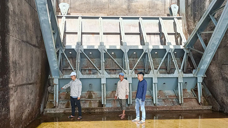 Tràn xả lũ hồ Trúc Kinh được xây dựng đã lâu, nay bị hư hỏng nặng.