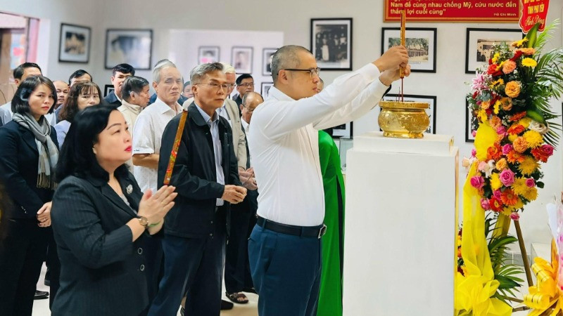 Các đồng chí lãnh đạo, nguyên lãnh đạo tỉnh Phú Yên dâng hương tưởng niệm cố Luật sư-Chủ tịch Nguyễn Hữu Thọ.