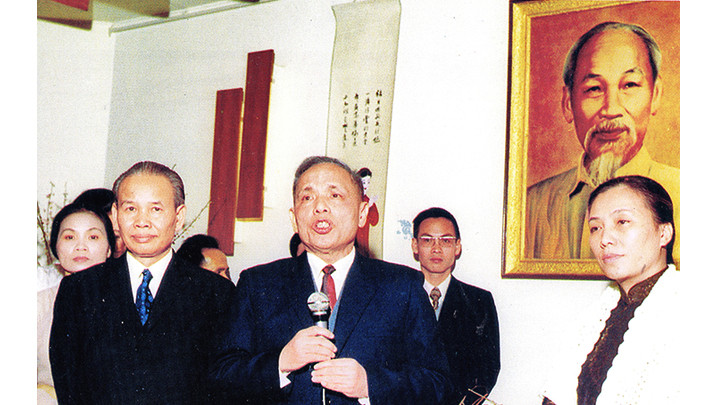 Ngày 28/1/1973, Bộ trưởng Ngoại giao Nguyễn Duy Trinh, Trưởng Phái đoàn Việt Nam Dân chủ Cộng hòa Xuân Thủy và Trưởng Phái đoàn Chính phủ Cách mạng lâm thời Cộng hòa miền Nam Việt Nam Nguyễn Thị Bình tới thăm Hội người Việt Nam tại Pháp sau khi ký kết Hiệp định Paris. Ảnh: Hội cung cấp