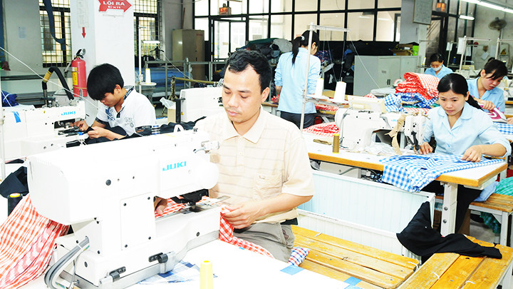 Mức thưởng Tết của các doanh nghiệp trong ngành dệt may tăng khoảng 5-10% so với năm ngoái. Ảnh: HẢI NAM