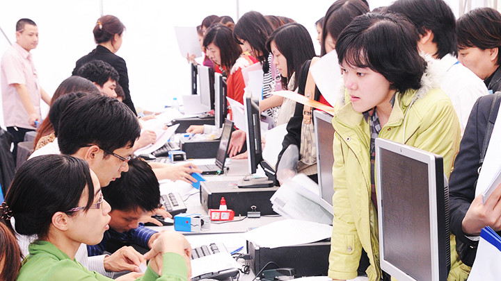 Người dân kê khai nộp thuế thu nhập cá nhân tại Cục Thuế Hà Nội. Ảnh: NGUYỆT ANH