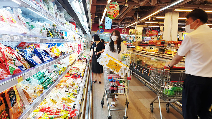 Người dân mua sắm tại một siêu thị ở Hà Nội. Ảnh: NAM ANH