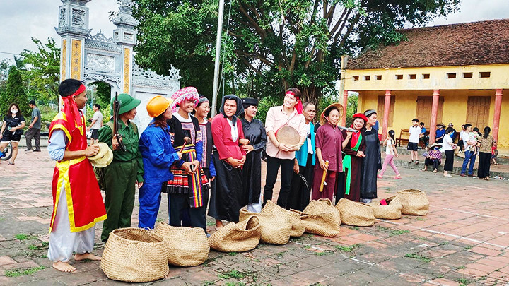 Trò chơi chạy ró mang lại sắc màu và nụ cười sảng khoái mỗi độ xuân về.