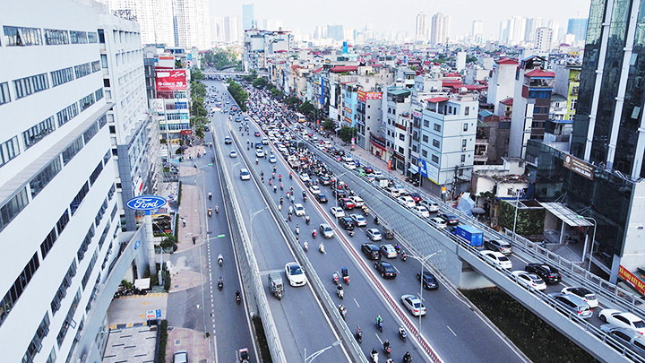 Đường Trường Chinh hướng nút giao thông Ngã Tư Sở-Láng. Ảnh: KHIẾU MINH
