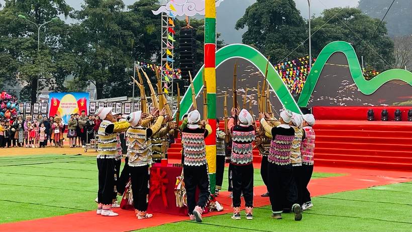 Tiết mục khèn H'Mông trong lễ hội. (Ảnh: THANH SƠN)